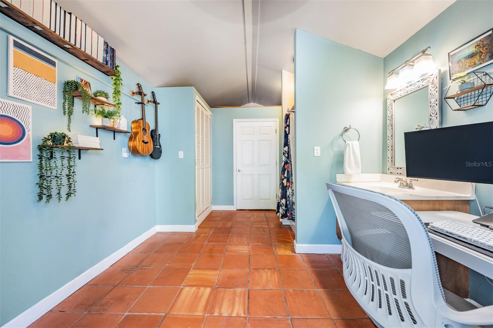 Detached studio guest cottage!