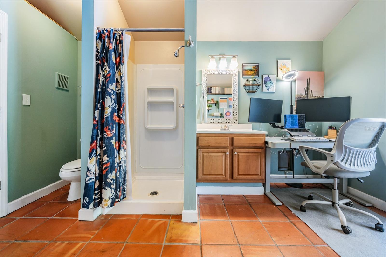 Detached studio guest cottage with full bathroom!