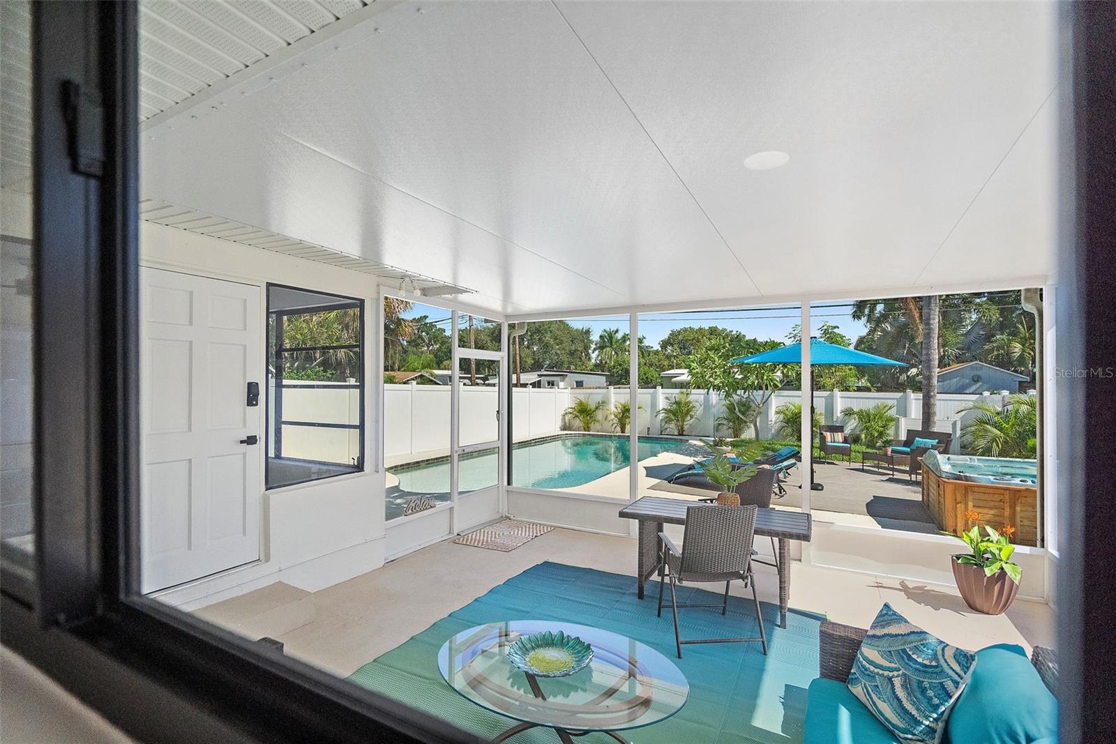 17'x17' Lanai overlooking your Paradise!