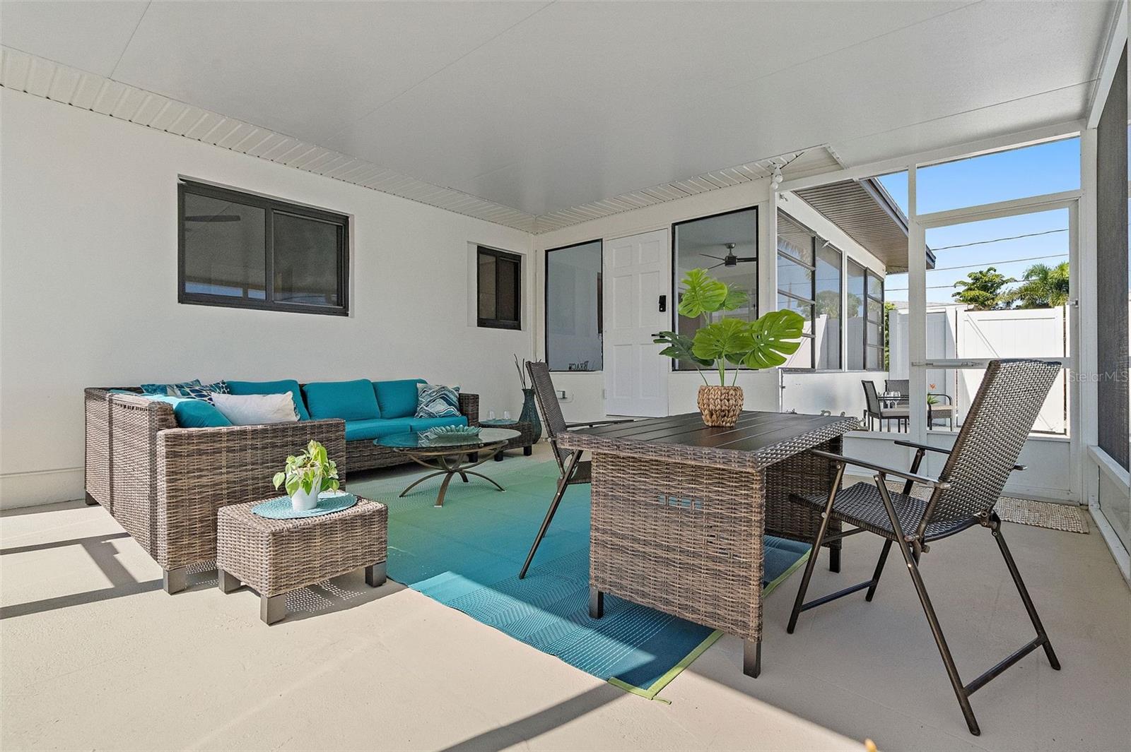 Amazing 17'x17' Living Space!