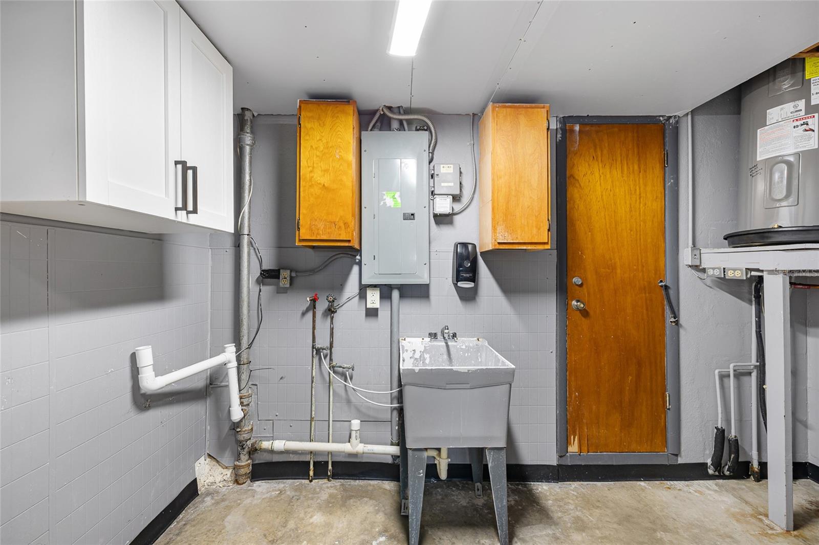 Garage utility area, laundry hookups