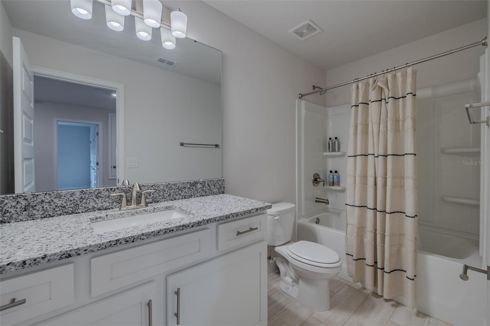 Upstair Guest Bath w/tub