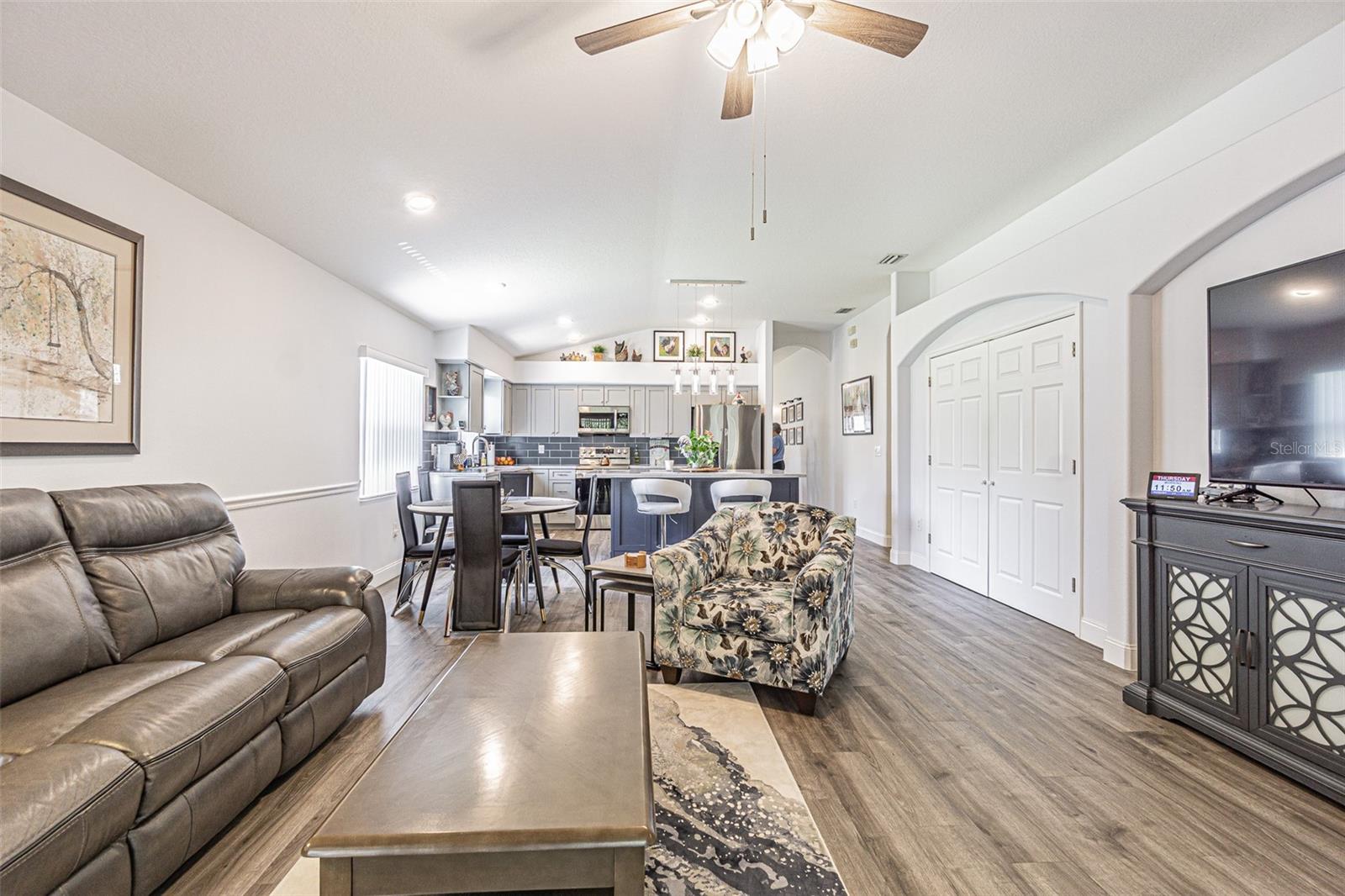 Kitchen & Family room combo