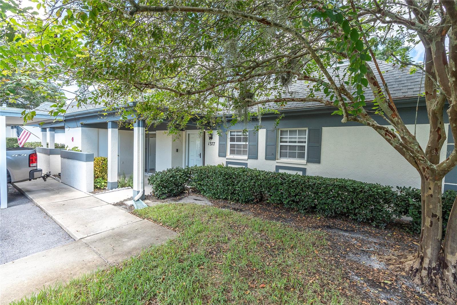 HERE'S THE REST OF THE FRONT OF THE BUILDING, OF YOUR COZY, COMFORTABLE, CORNER CASITA..DID YOU CATCH ALL THAT ALLITERATION? (I REALLY ENJOY DOING THESE WRITE-UPS IF YOU CAN'T TELL)  (1377 MCMULLEN BOOTH RD)