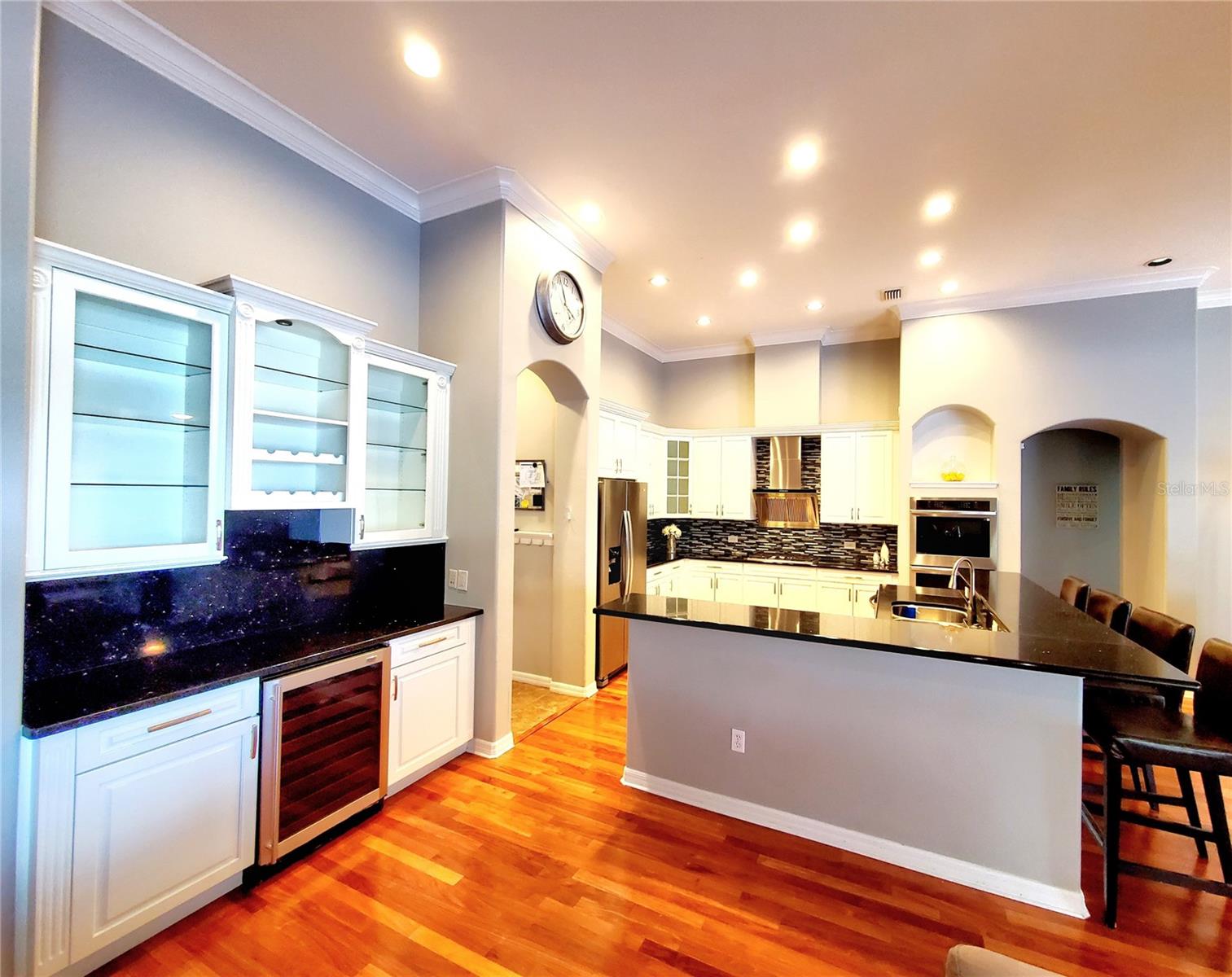 BAR & KITCHEN