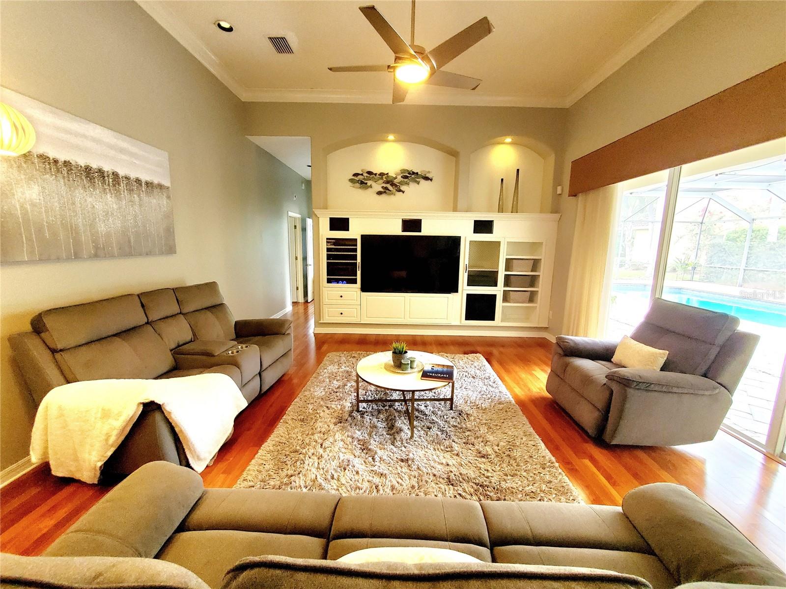 SPACIOUS FAMILY ROOM