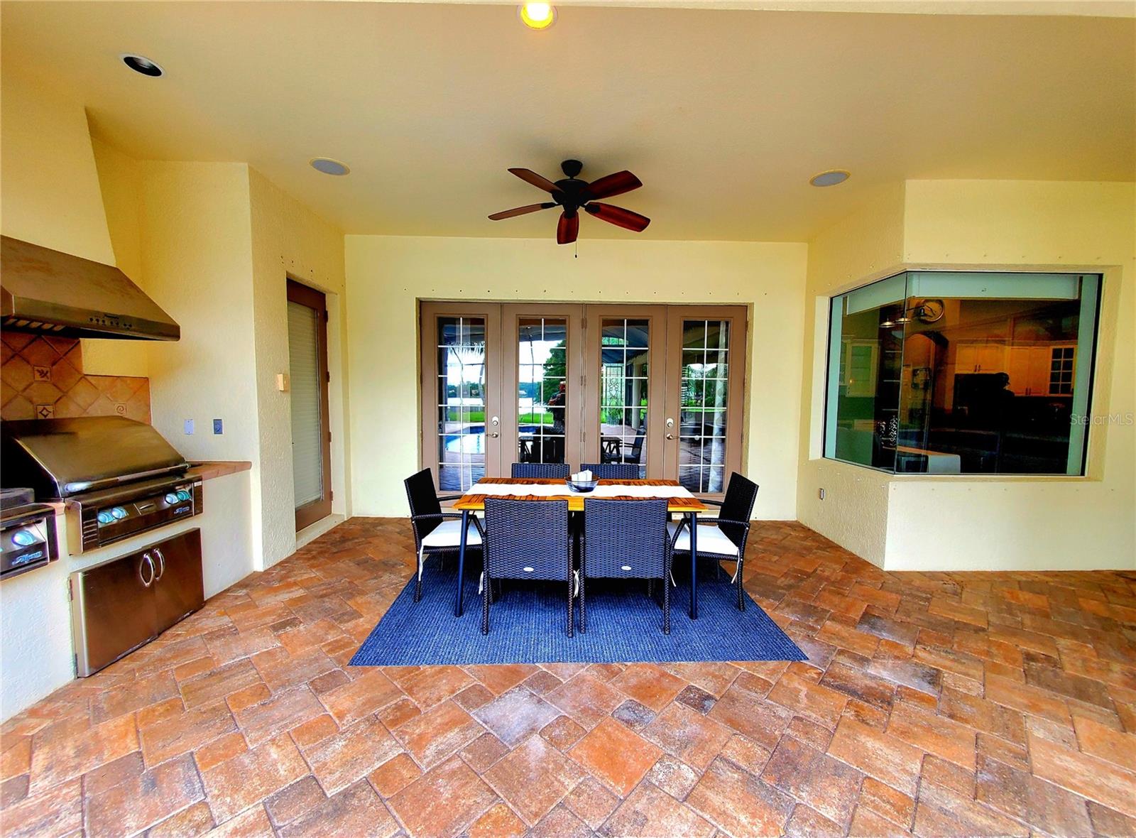 OUTDOOR KITCHEN & DINING