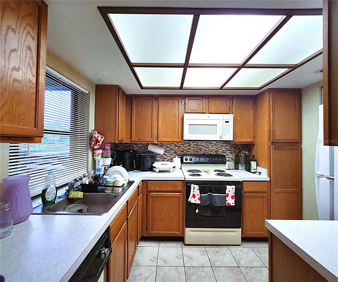 All appliances included: stove, microwave, fridge, dishwasher