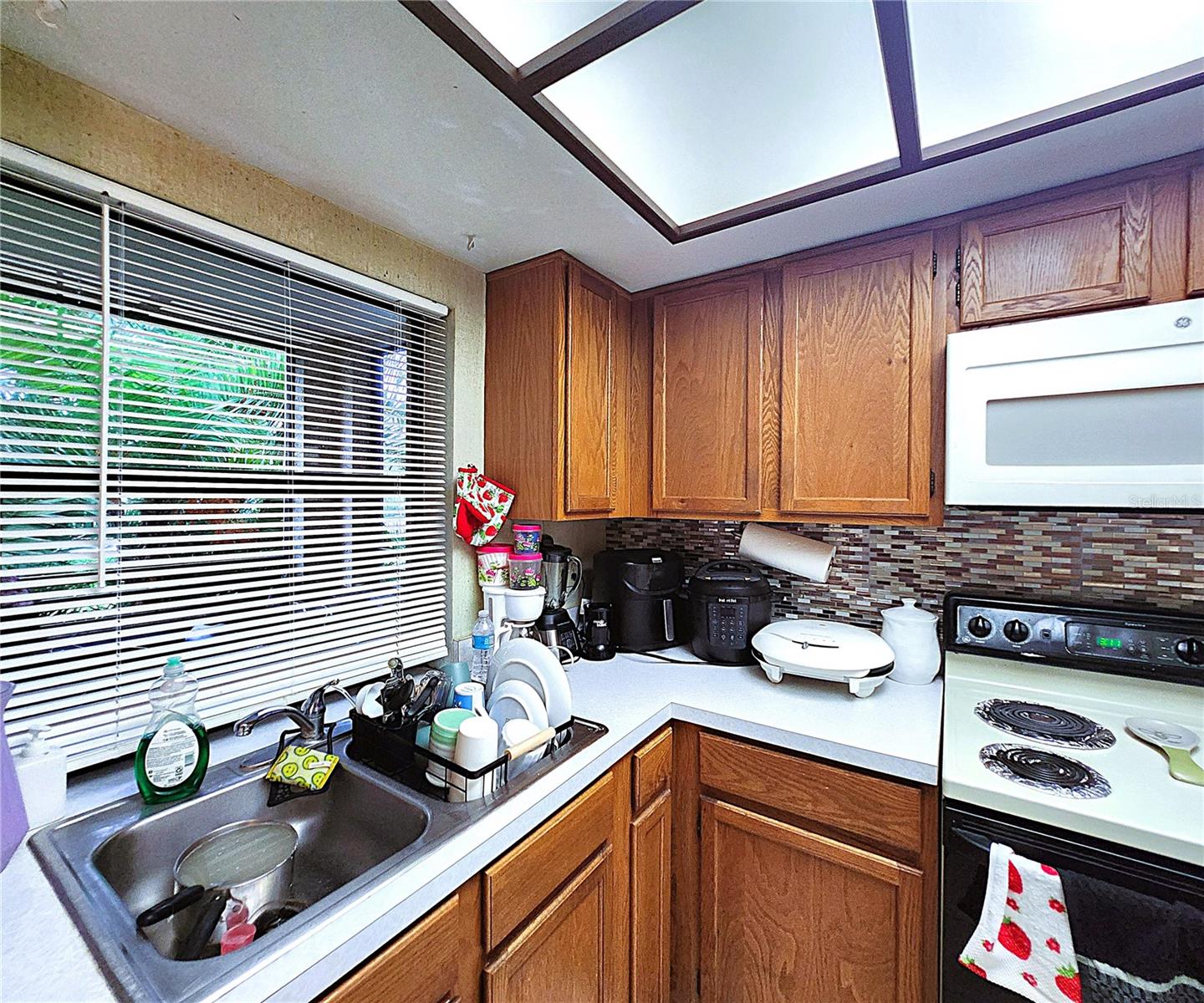 All appliances included: stove, microwave, fridge, dishwasher
