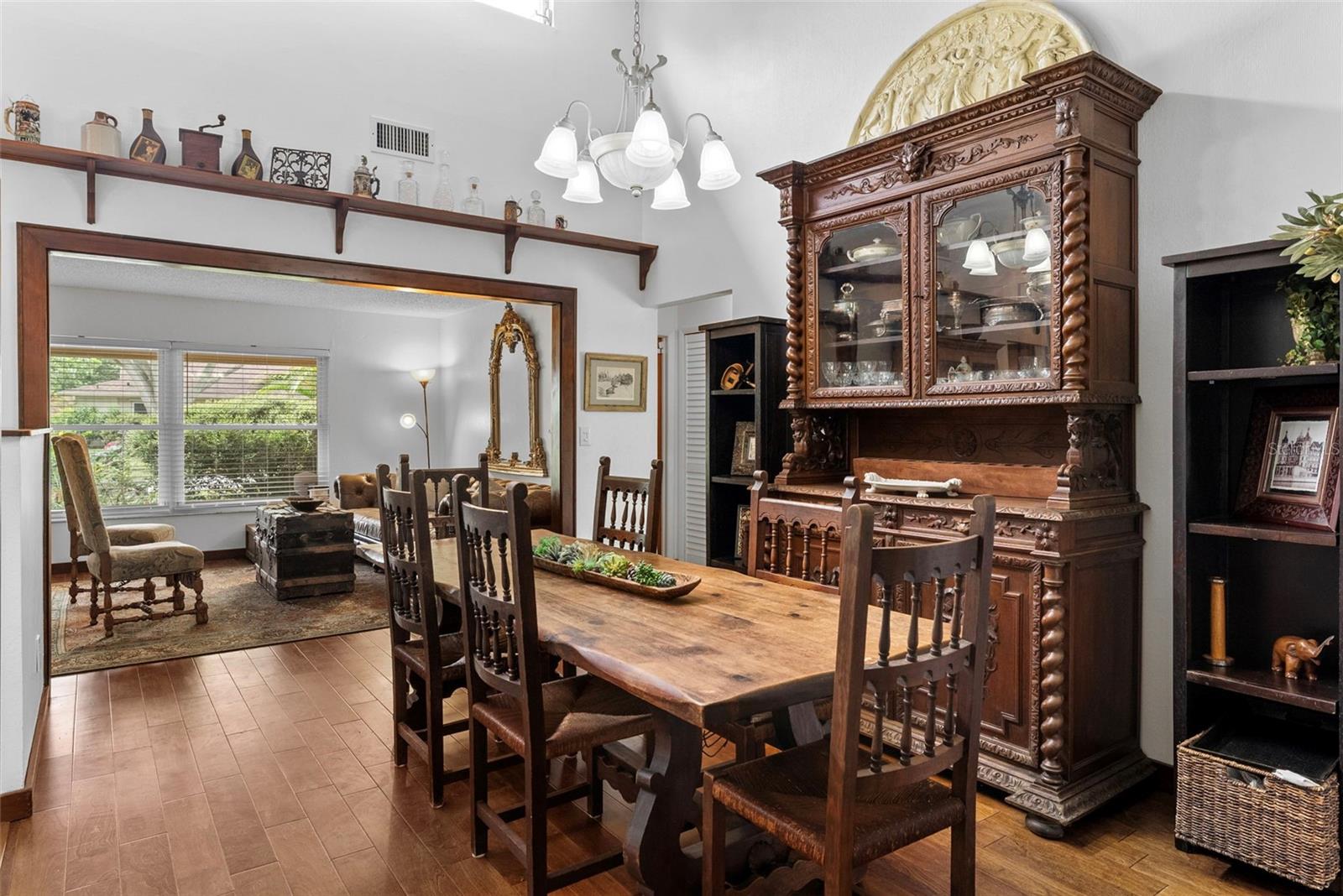Comfortable dining space just off the kitchen, perfect for casual meals or family gatherings.