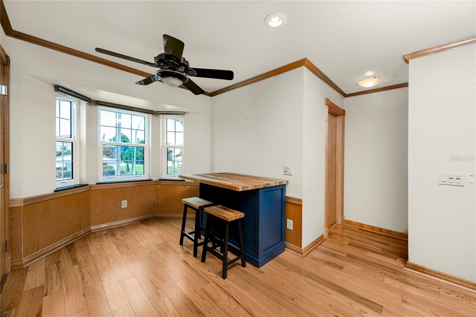 moveable island with stools