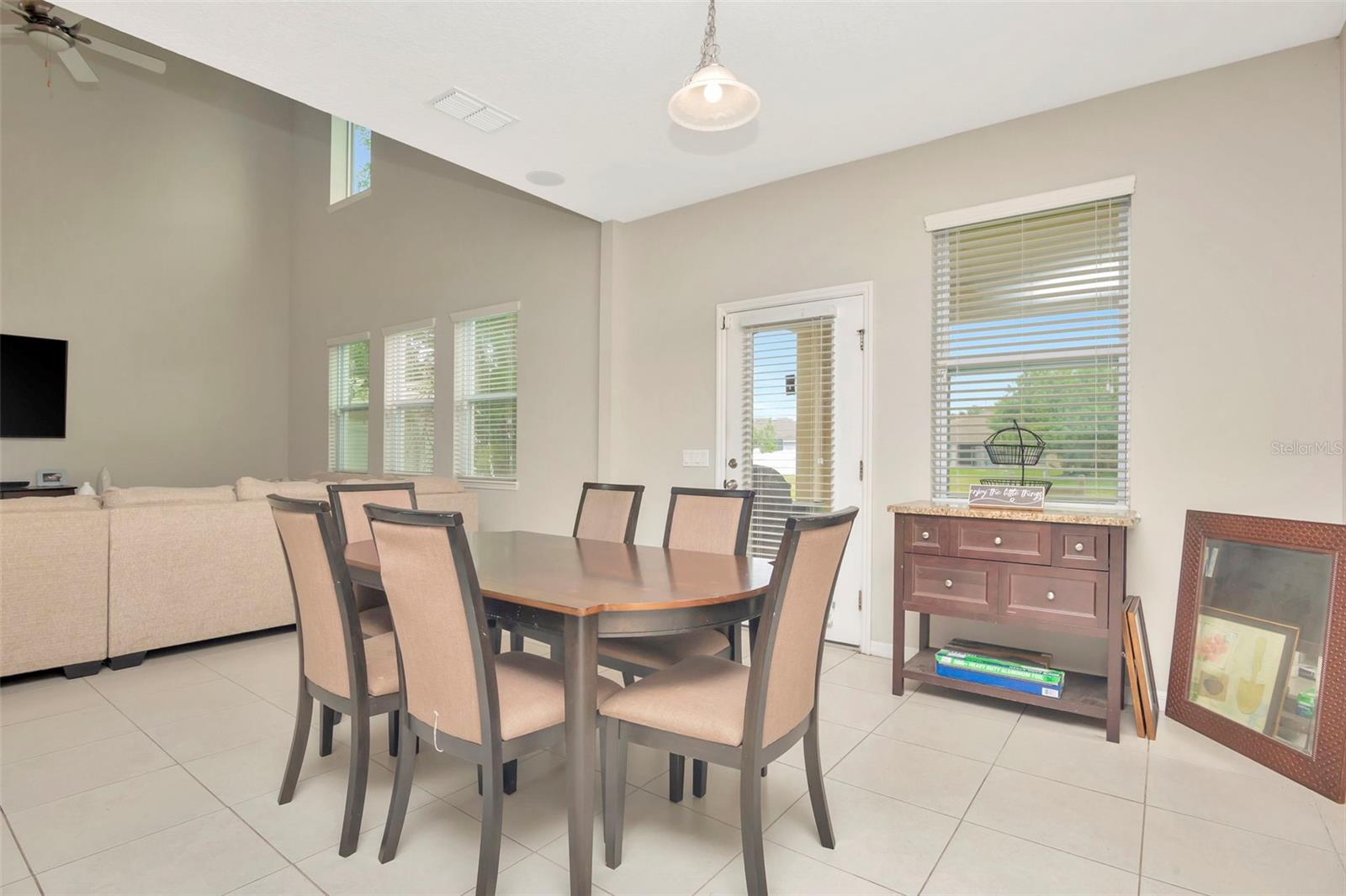 dining area (openfloor plan)