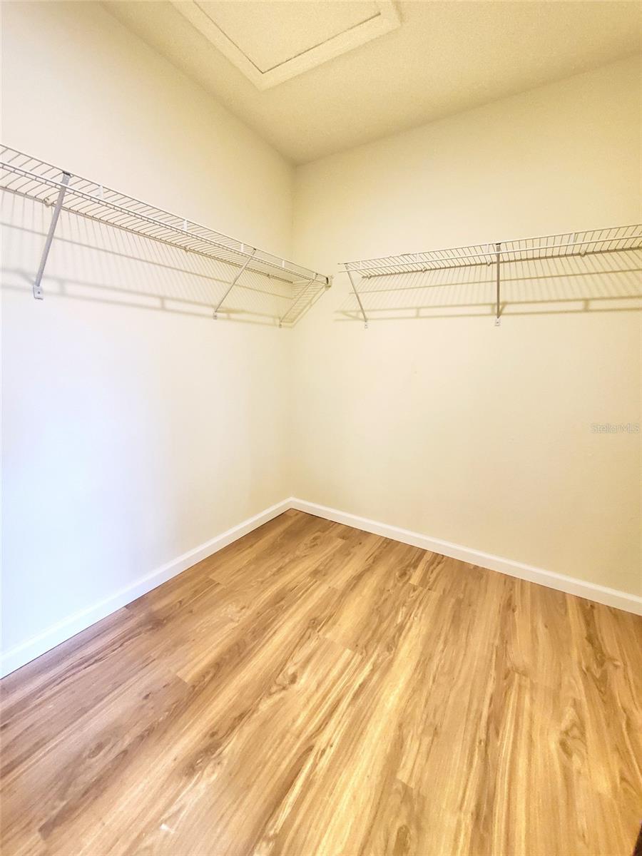 WALK IN CLOSET