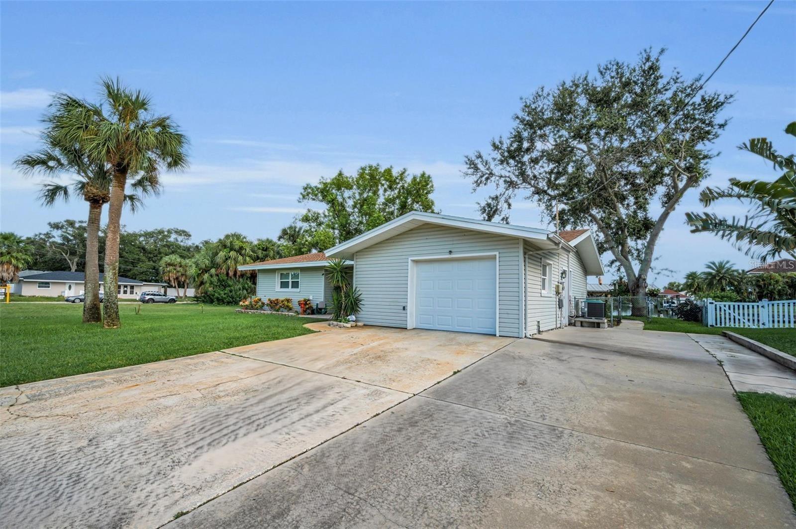 Wide & Long driveway! Bring your RV, boat, cars, or trucks