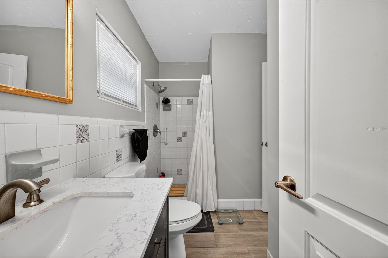 Primary bathroom en-suite