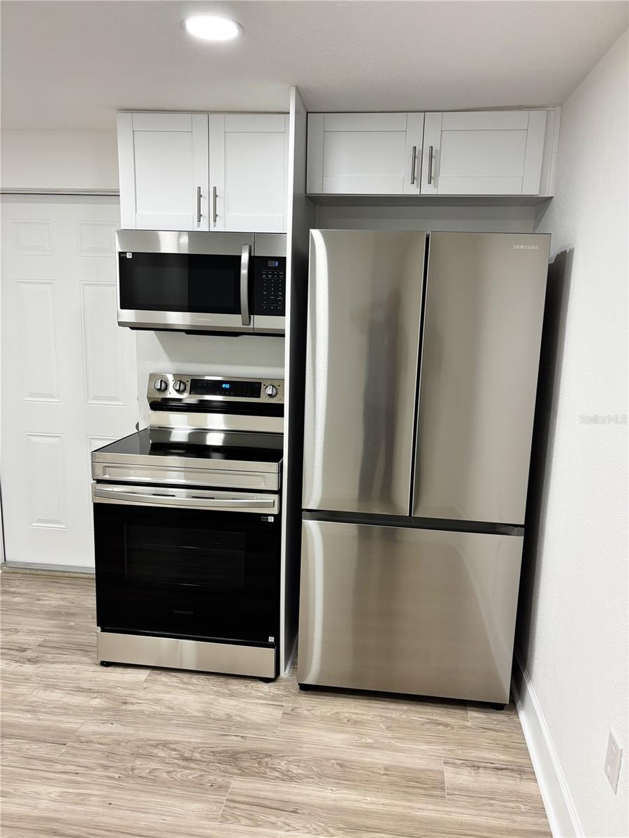 Kitchen: stove, microwave and refrigerator