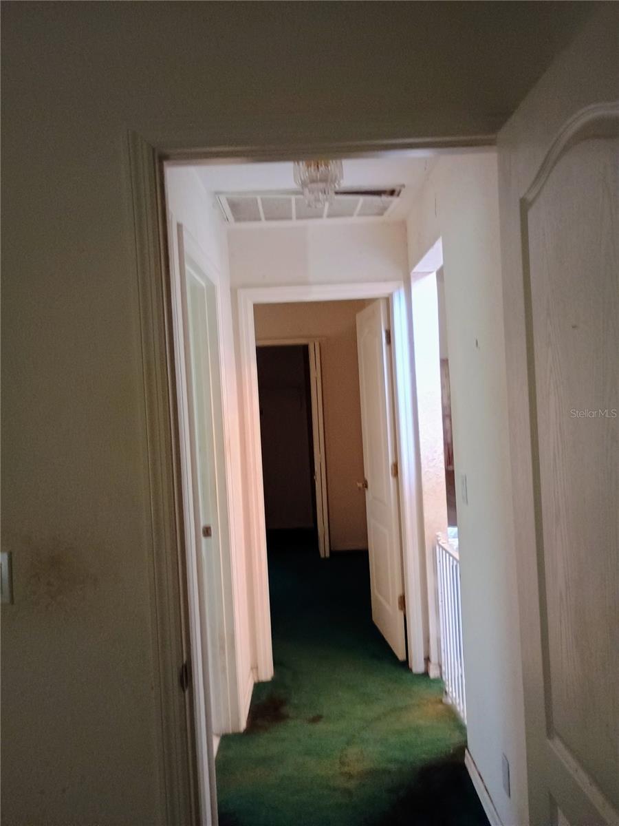 Hallway between the 2 guest rooms
