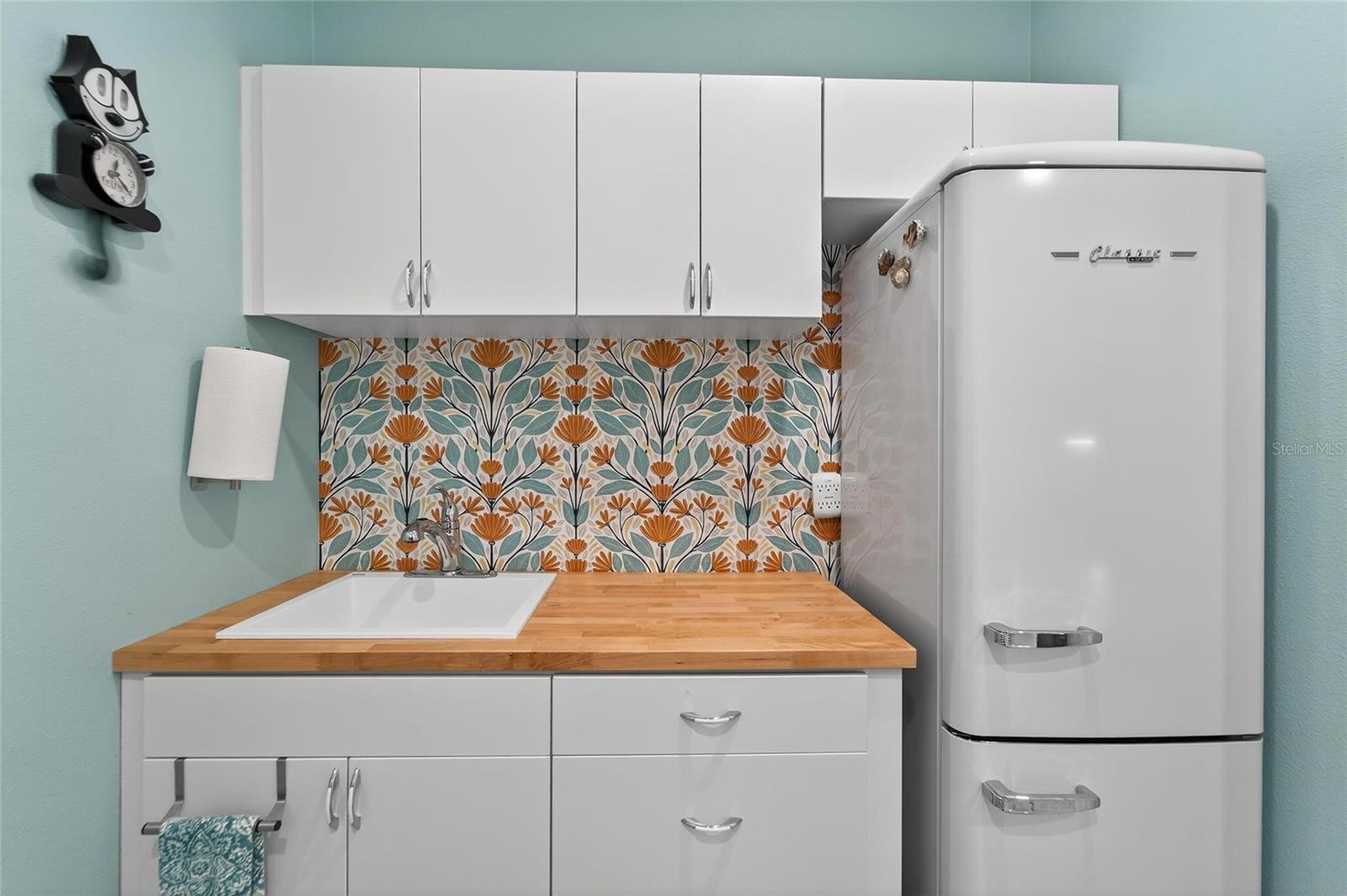 Laundry room with refrigerator that conveys