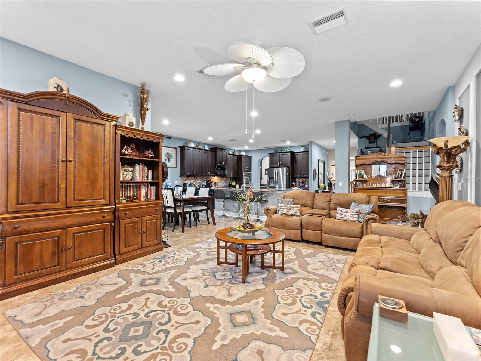 Oversized Family Room - Light and Bright