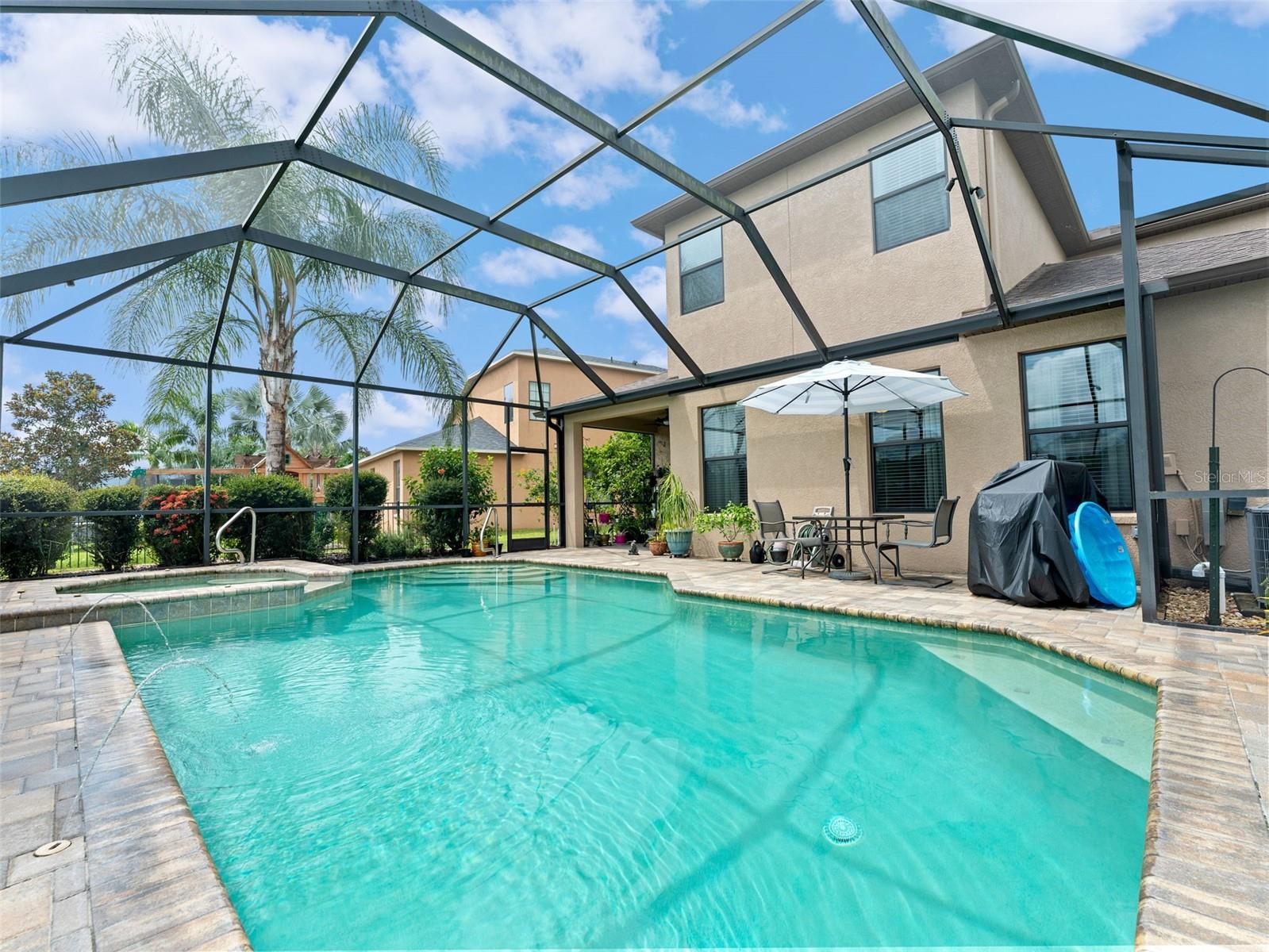 Pool and spa for the best day at home !!