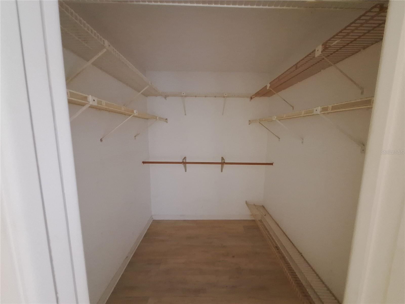 8 ft×6ft Primary Bedroom Walk-in in Closet