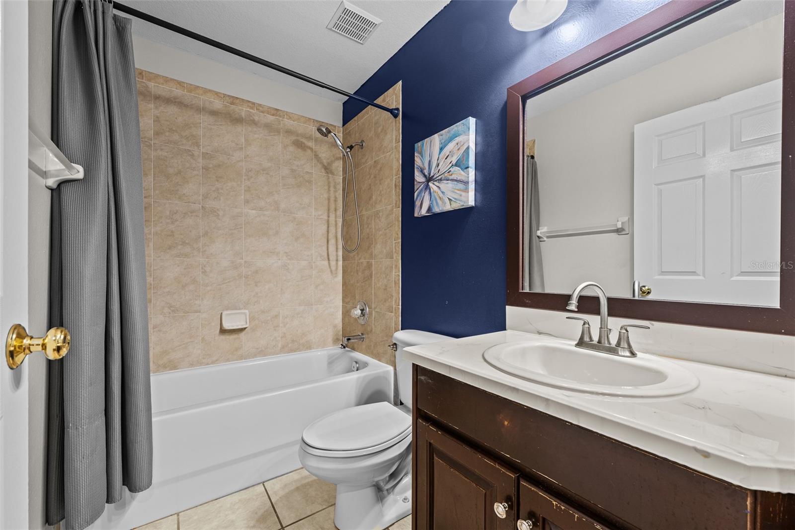 Hall bath for Beds 2 & 3