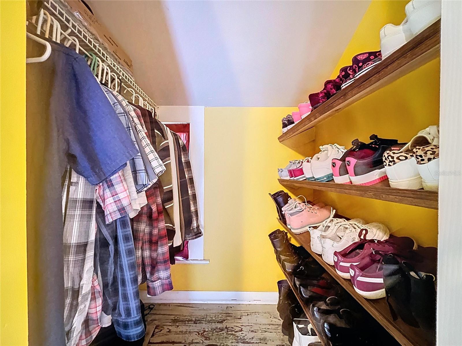 3RD bedroom using as closet