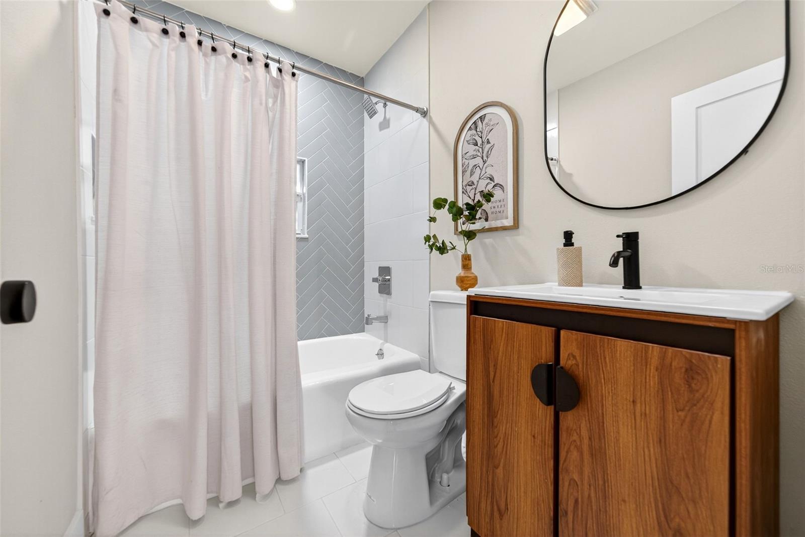 Hallway Bathroom with Shower/Tub Combo