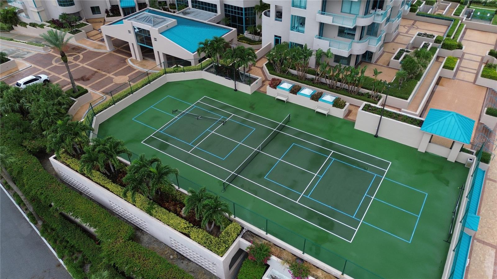 One of 3 tennis & pickle ball courts