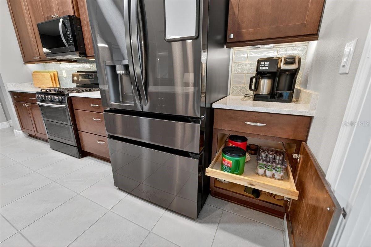 Pull out drawers in all lower cabinets