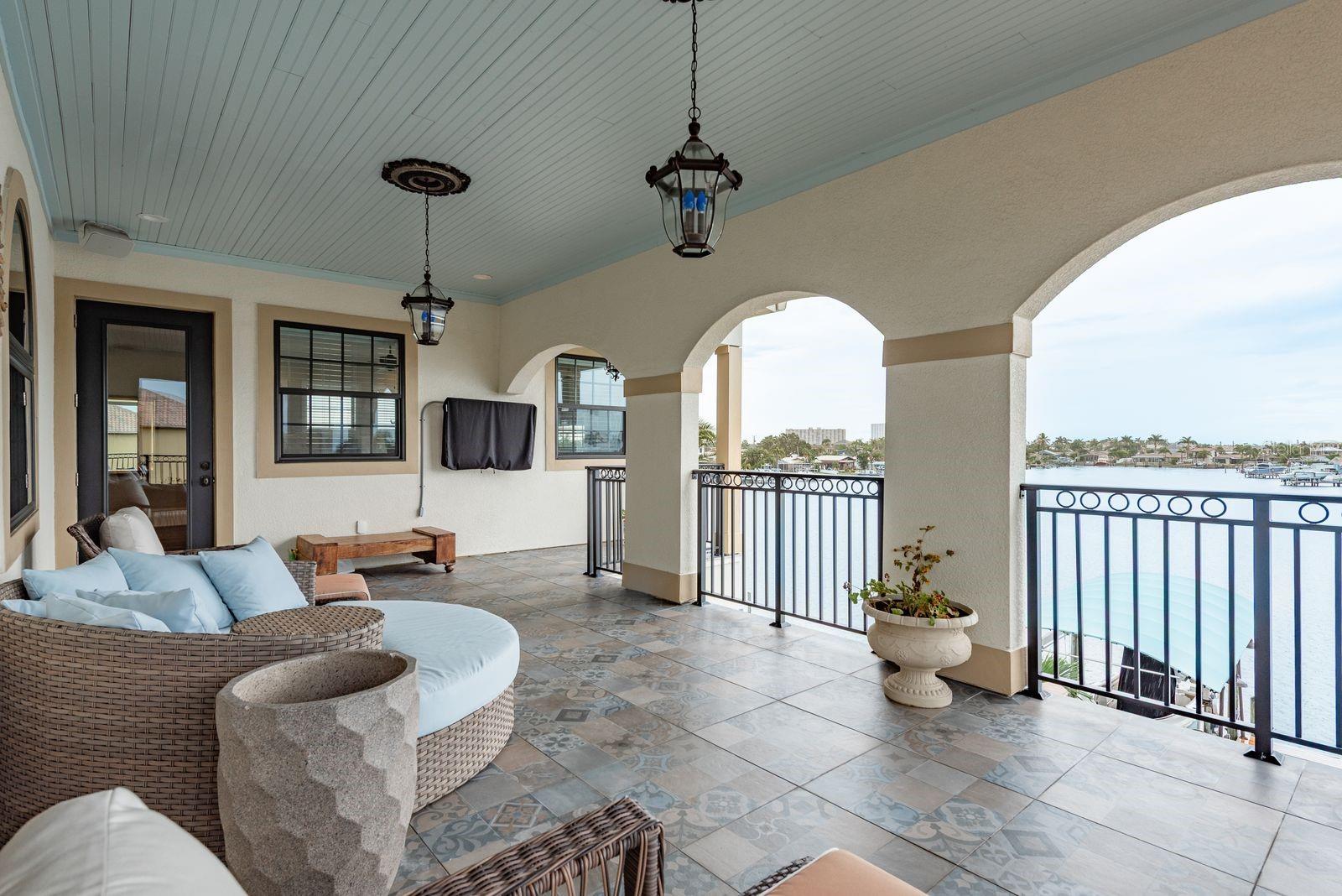 UPSTAIRS PRIVATE BALCONY