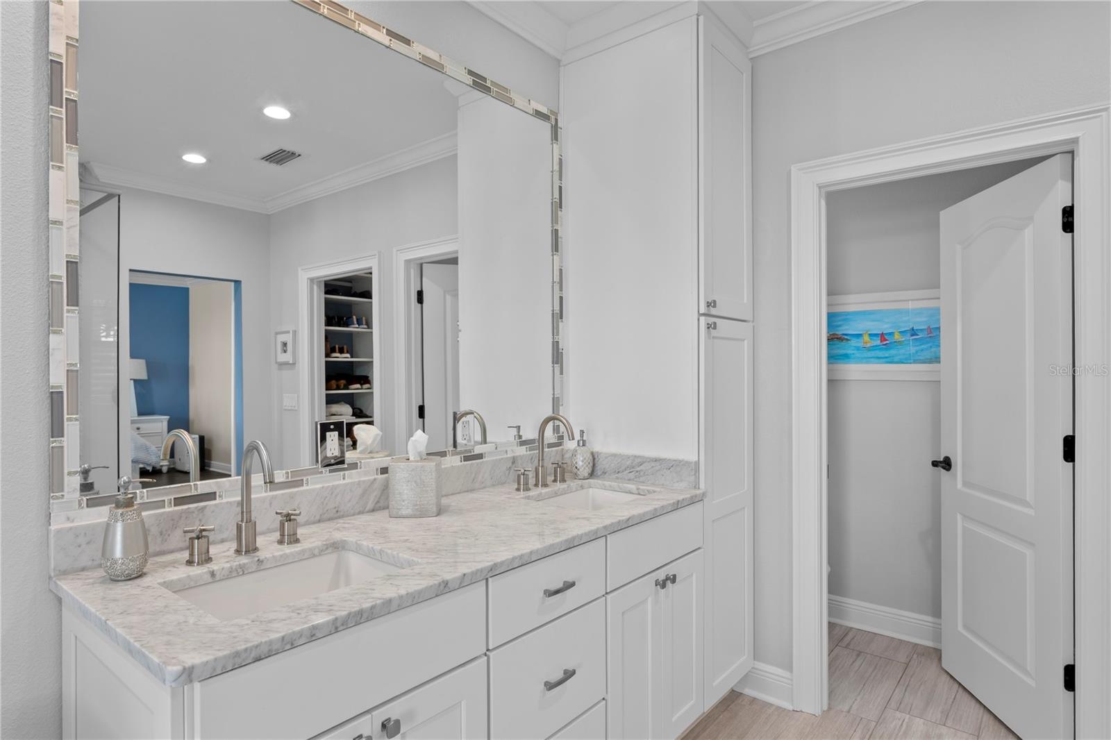 Dual vanities