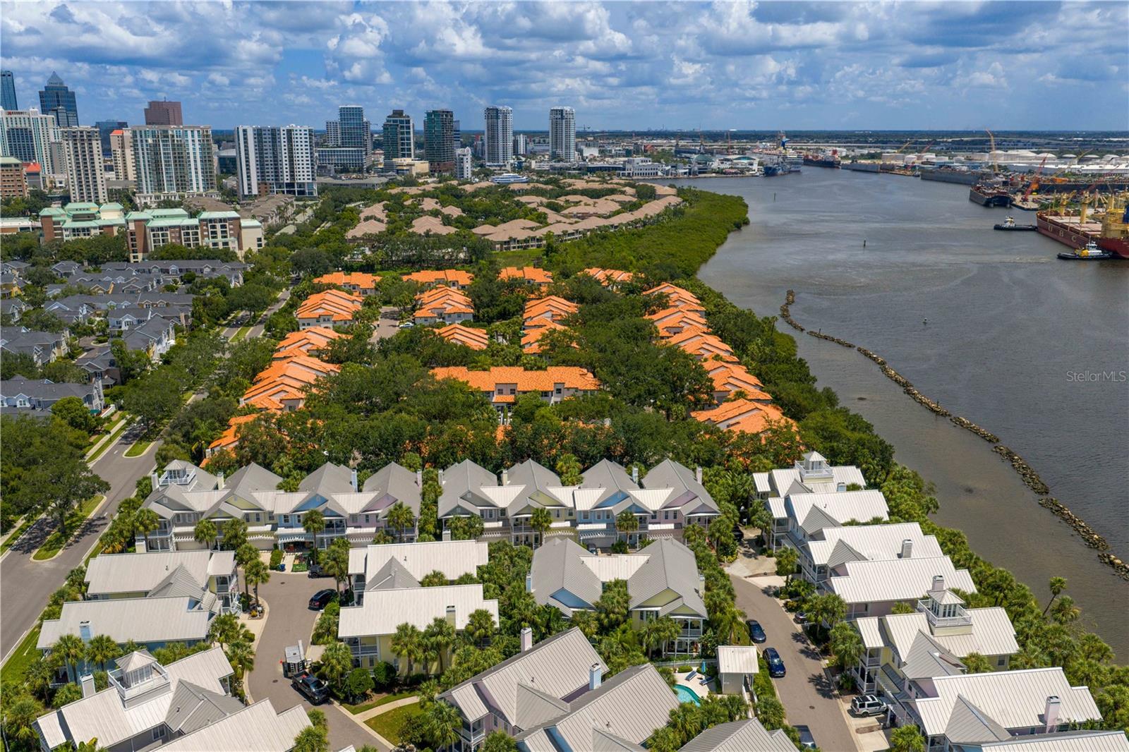 The Harbour Island community is a one-of-a-kind 24-hr. planned community in the Heart of the City, with convenient pedestrian access to arts, entertainment, Tampa’s iconic Bayshore Blvd., Tampa Riverwalk, Sparkman Wharf, and the $3 billion dollar Water Street Tampa.