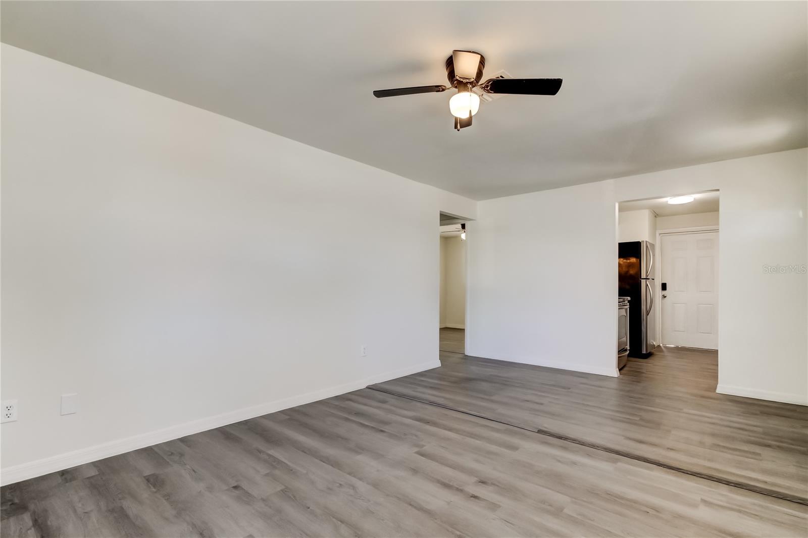 14. SPACIOUS and OPEN Living Room(17.6' x 11.3').