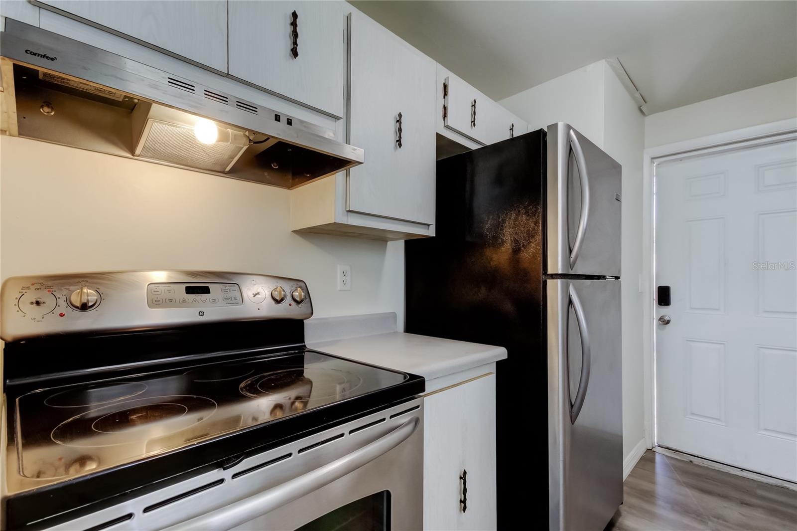 19. Kitchen (11' x 7.9') Features Stainless Steel Appliances!