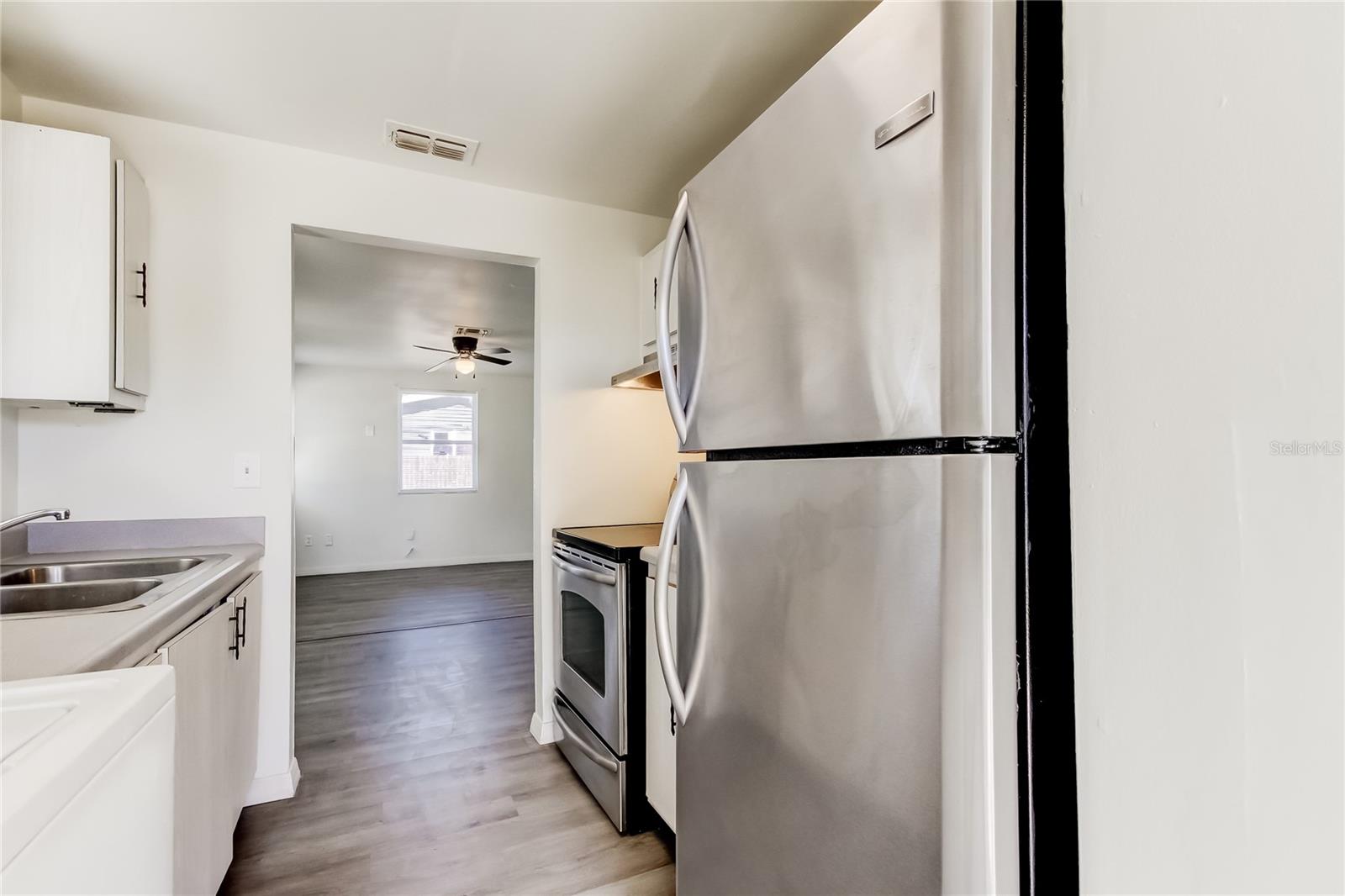 22. Beautifully Lit and Airy Kitchen (11' x 7.9') ....