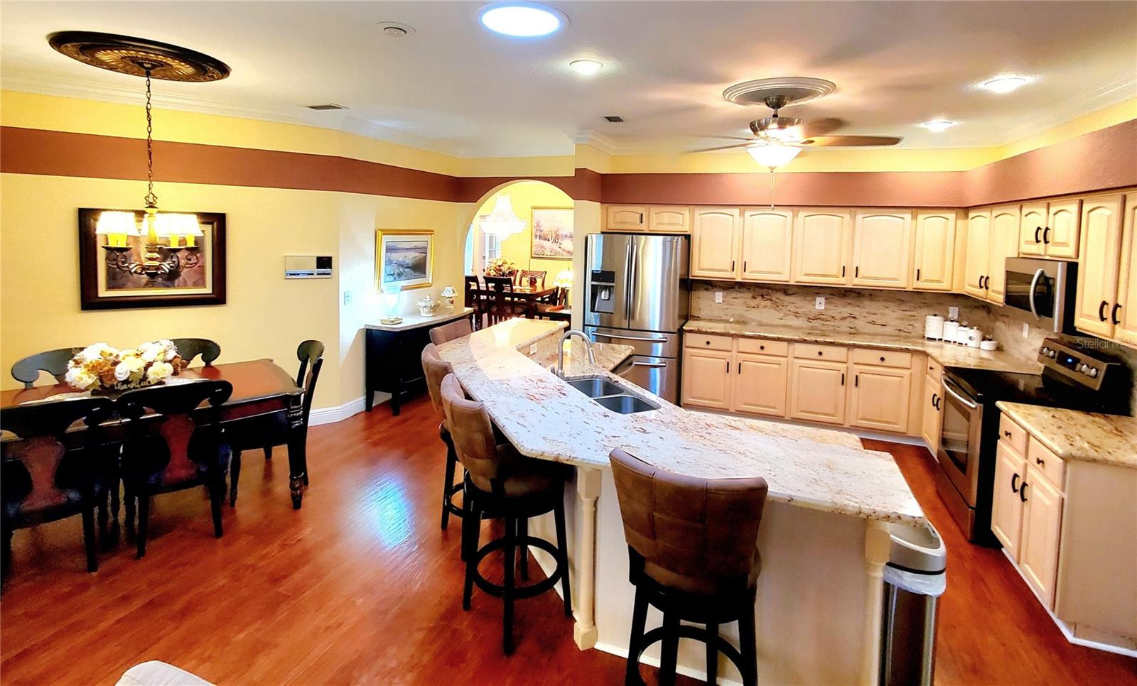 EAT-IN KITCHEN