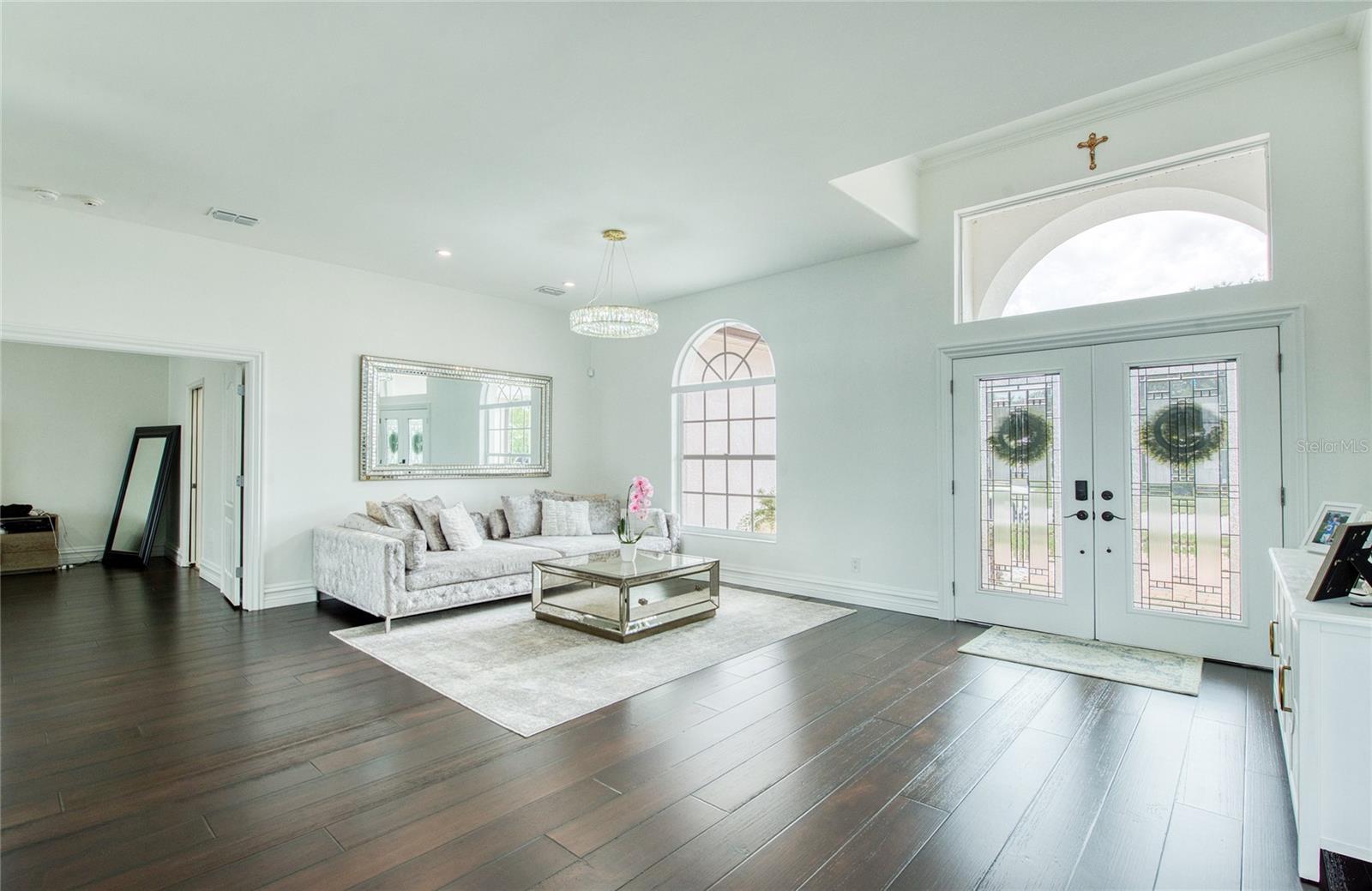 Living room. (2)