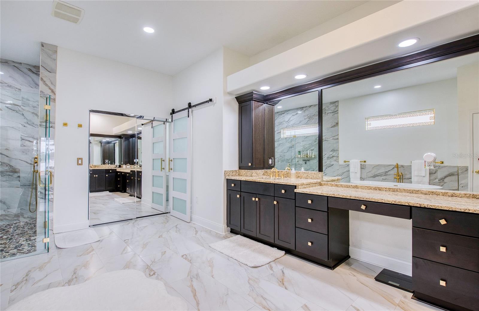 Master Bedroom. (2)