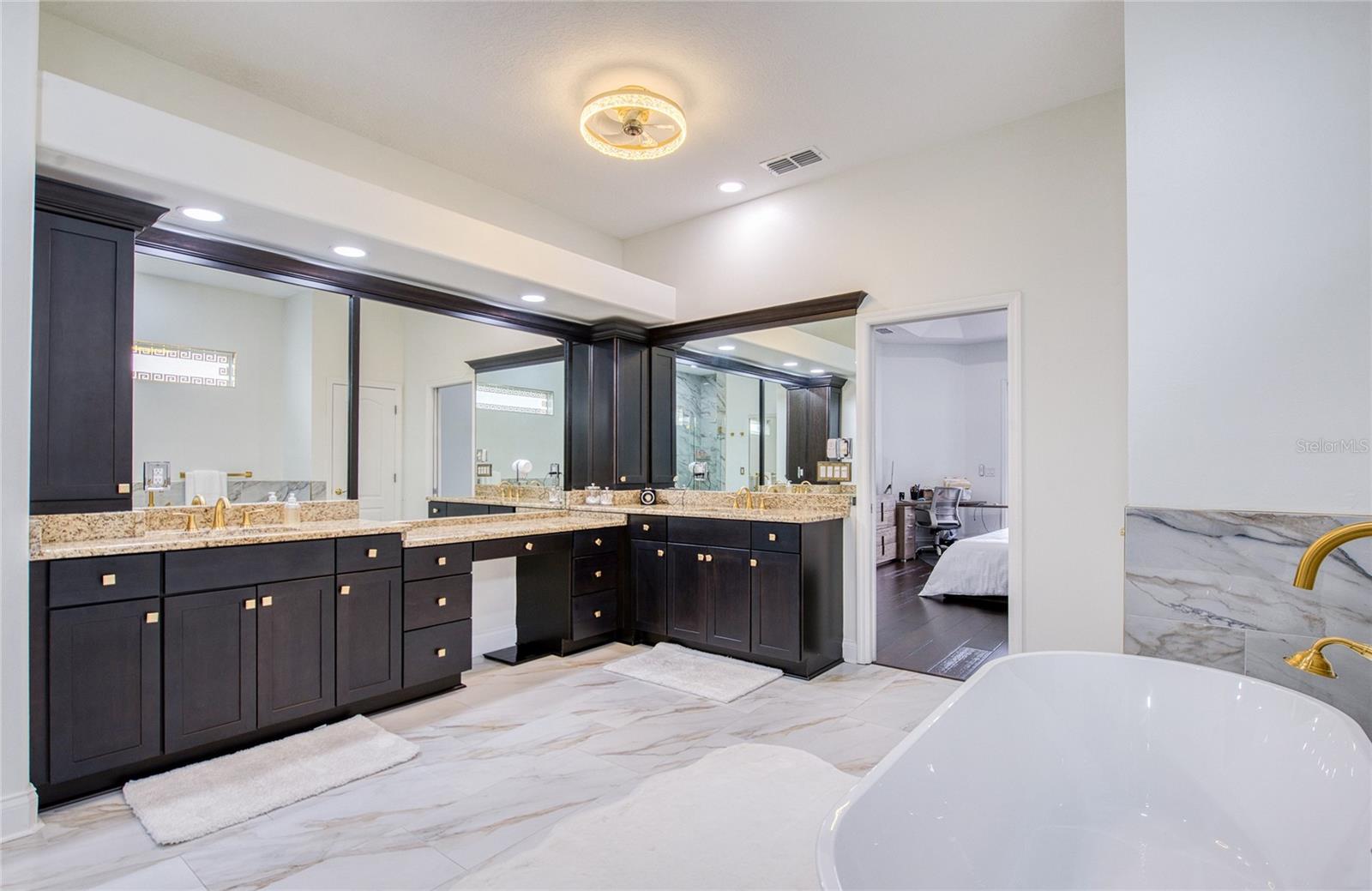 Master Bedroom. (4)