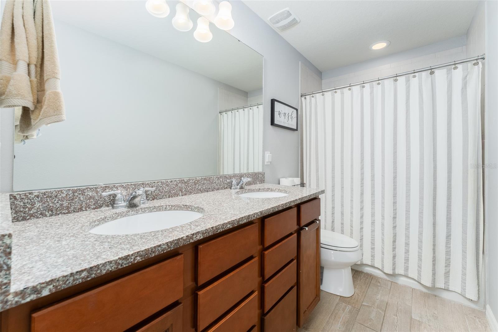 Upstairs Bathroom w/Tub