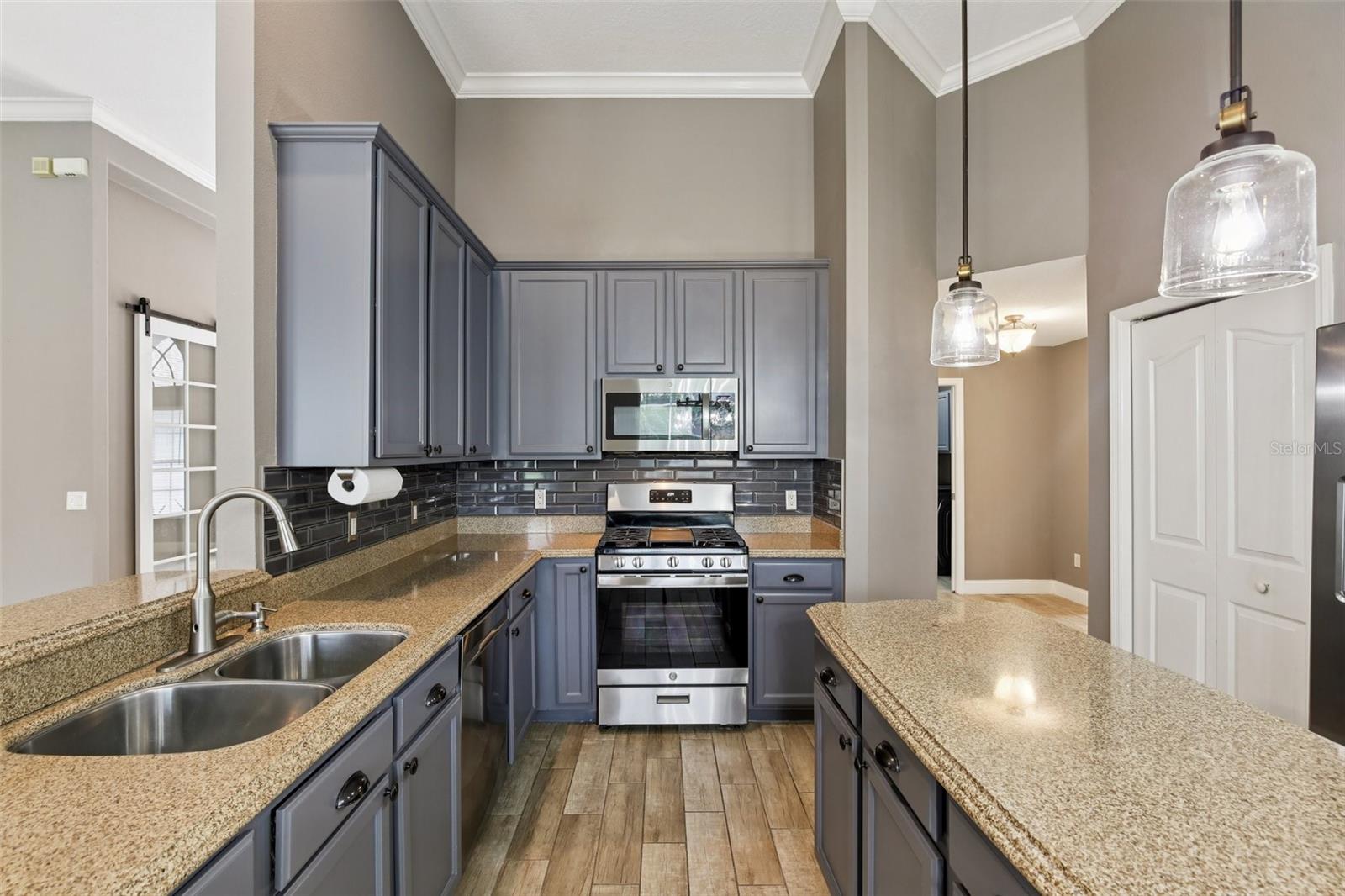 WELL APPOINTED KITCHEN!