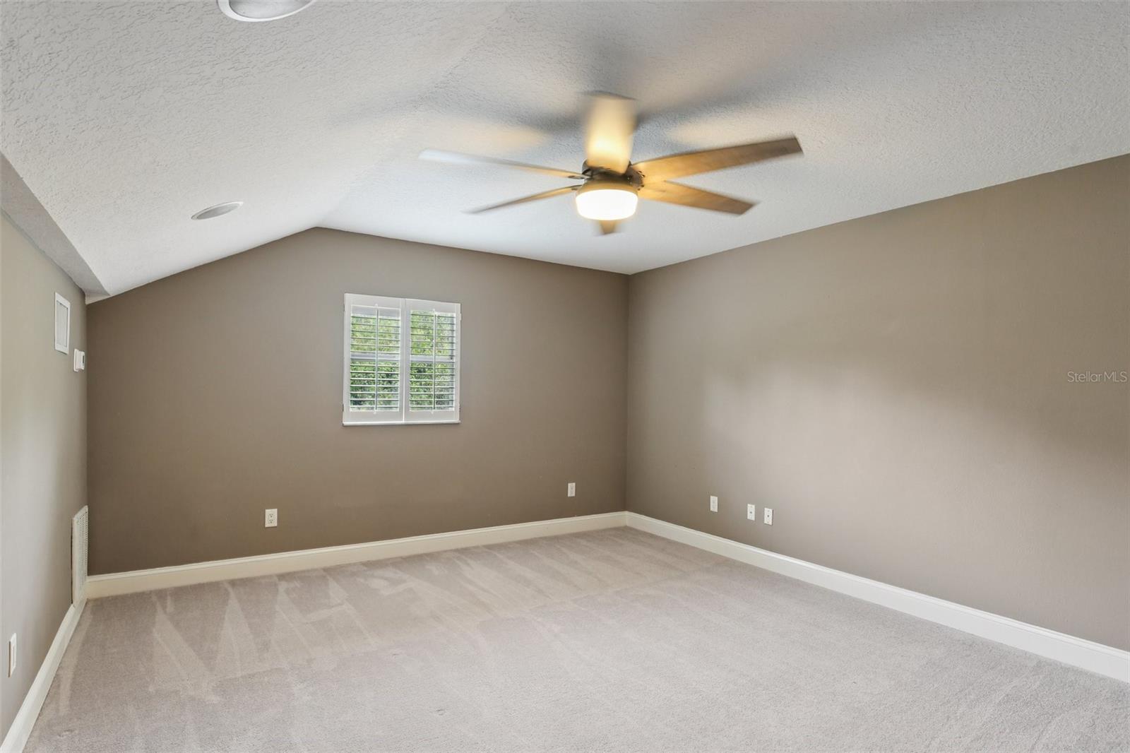 BONUS ROOM UPSTAIRS