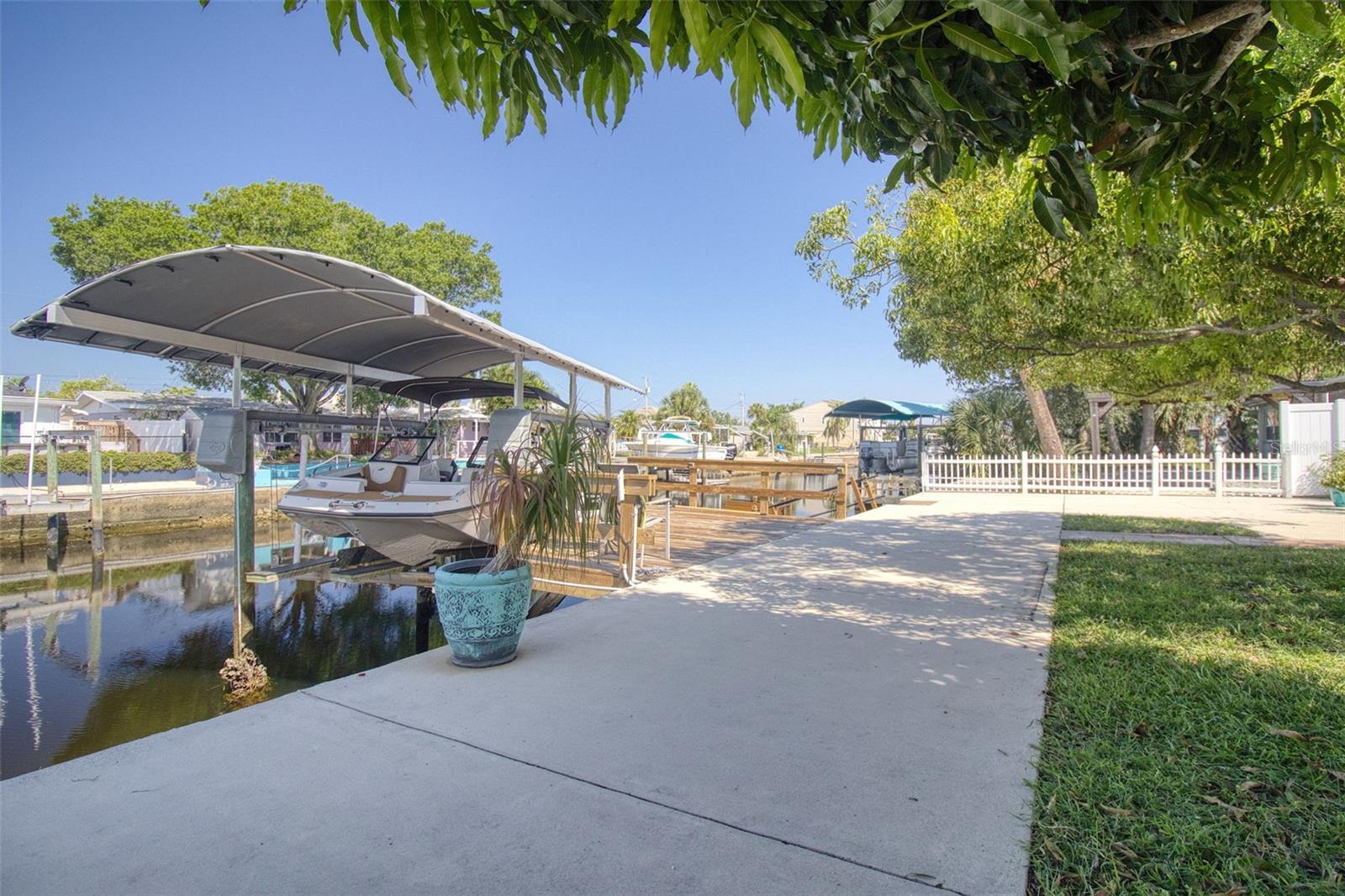 Covered boat lift