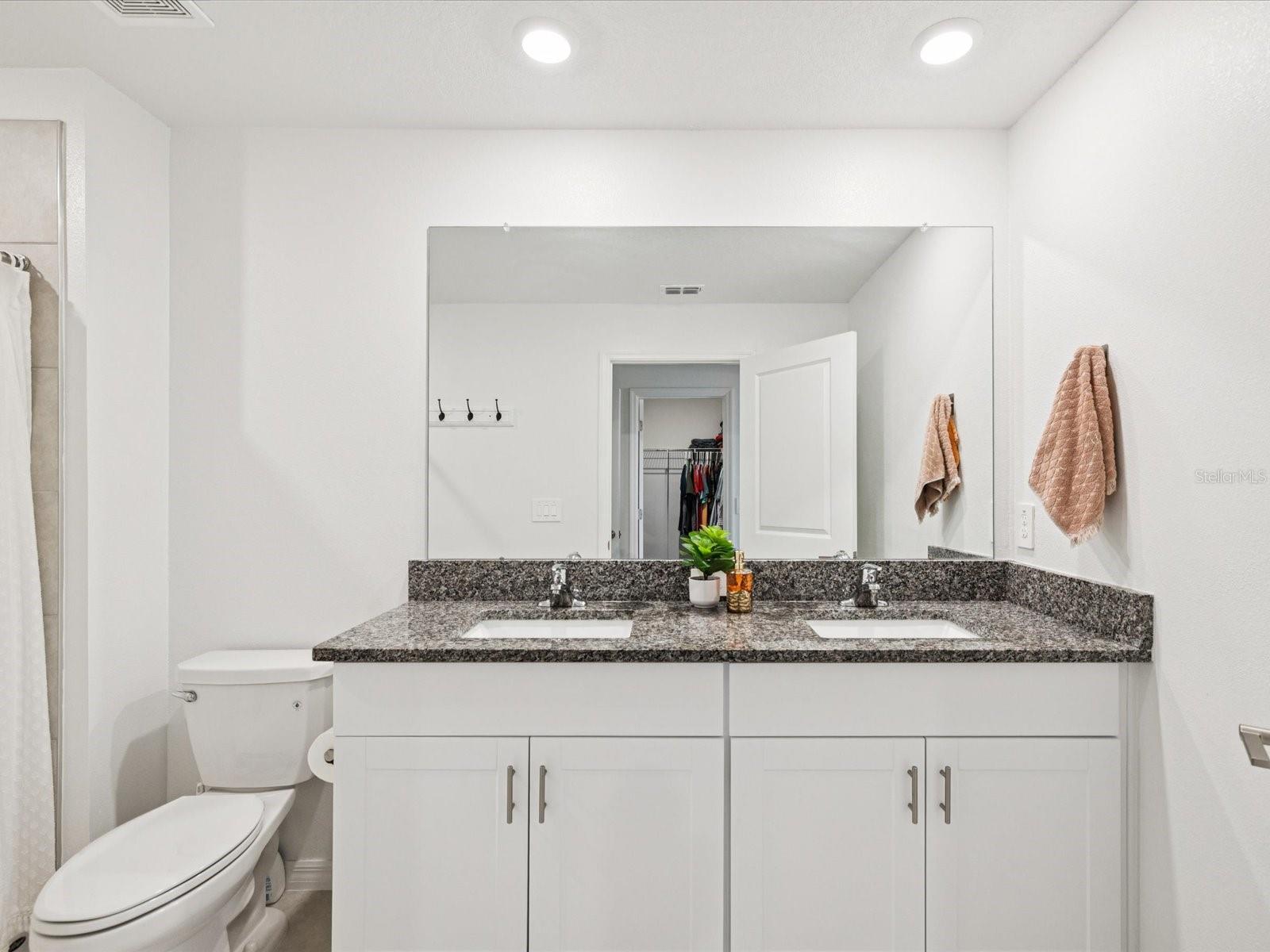 Dual Sink en suite