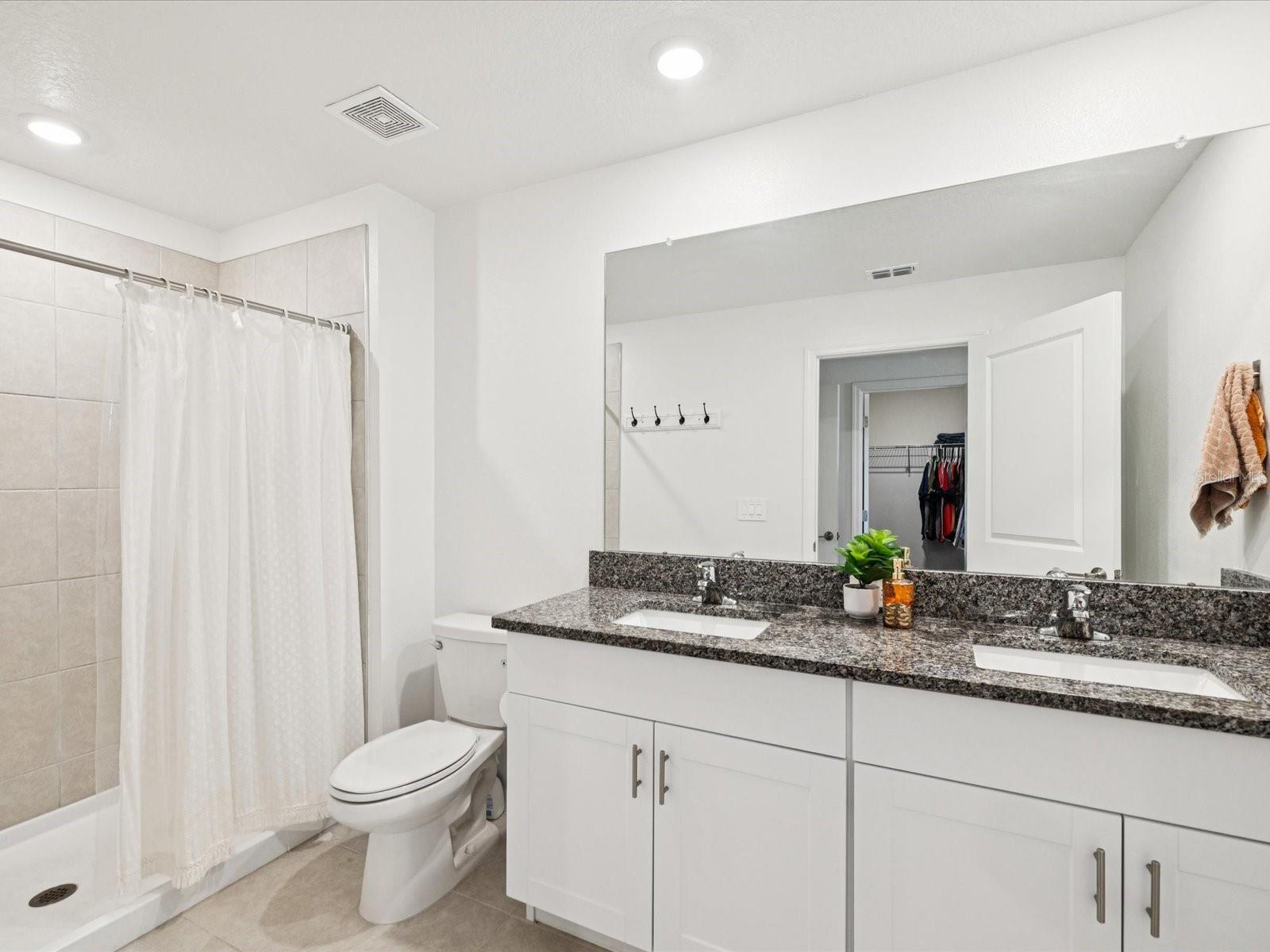 primary bath, granite
