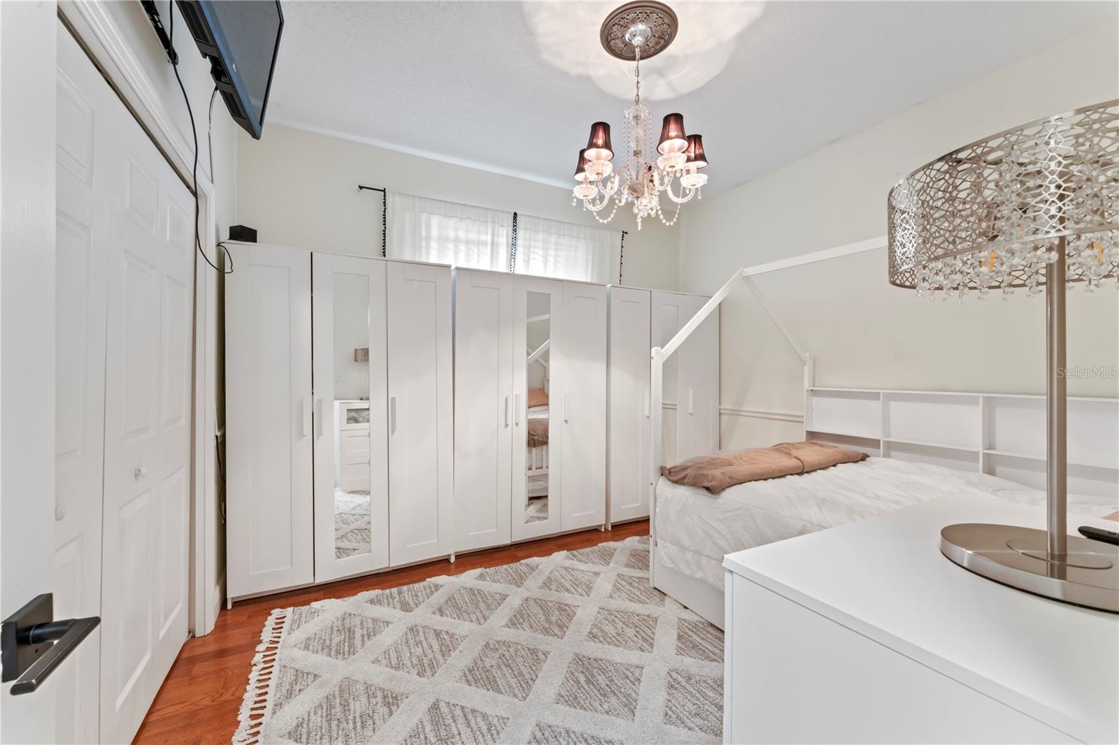 1st floor guest room
