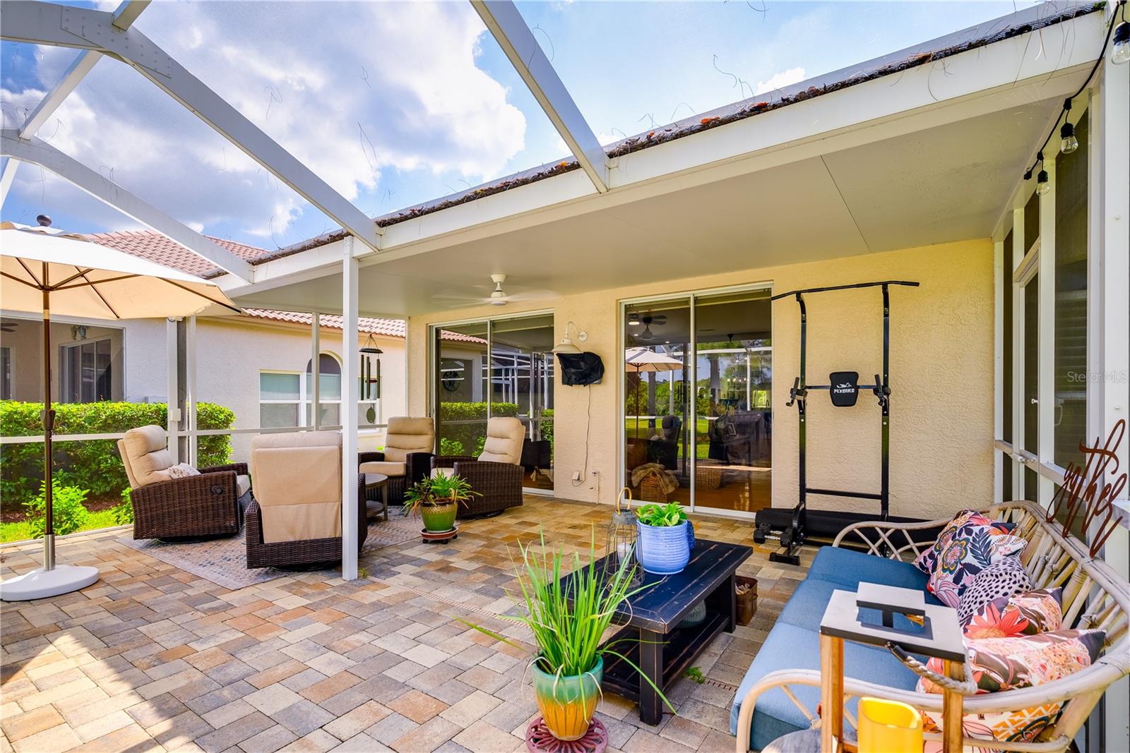screened-in lanai