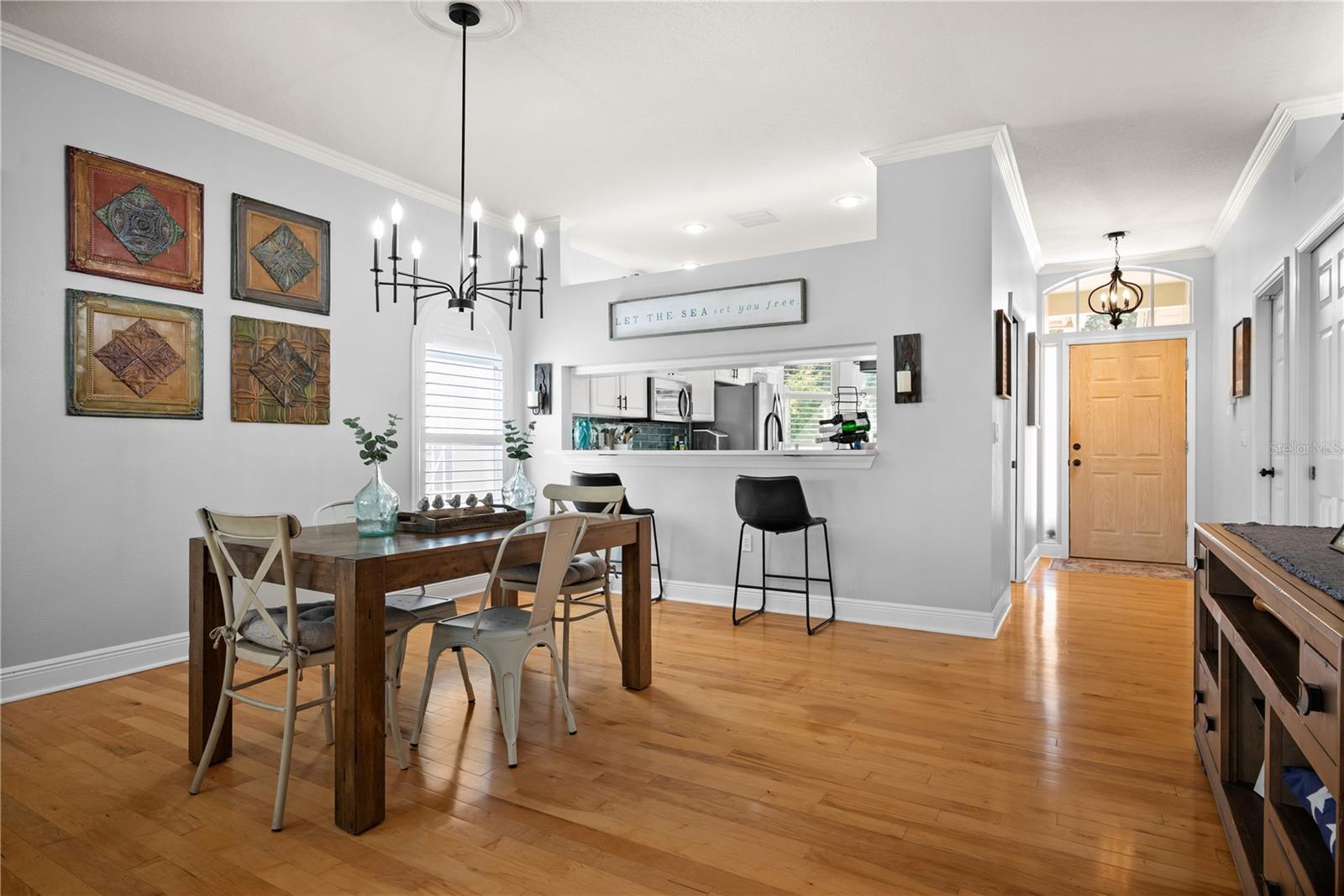bar area adjacent to dining space