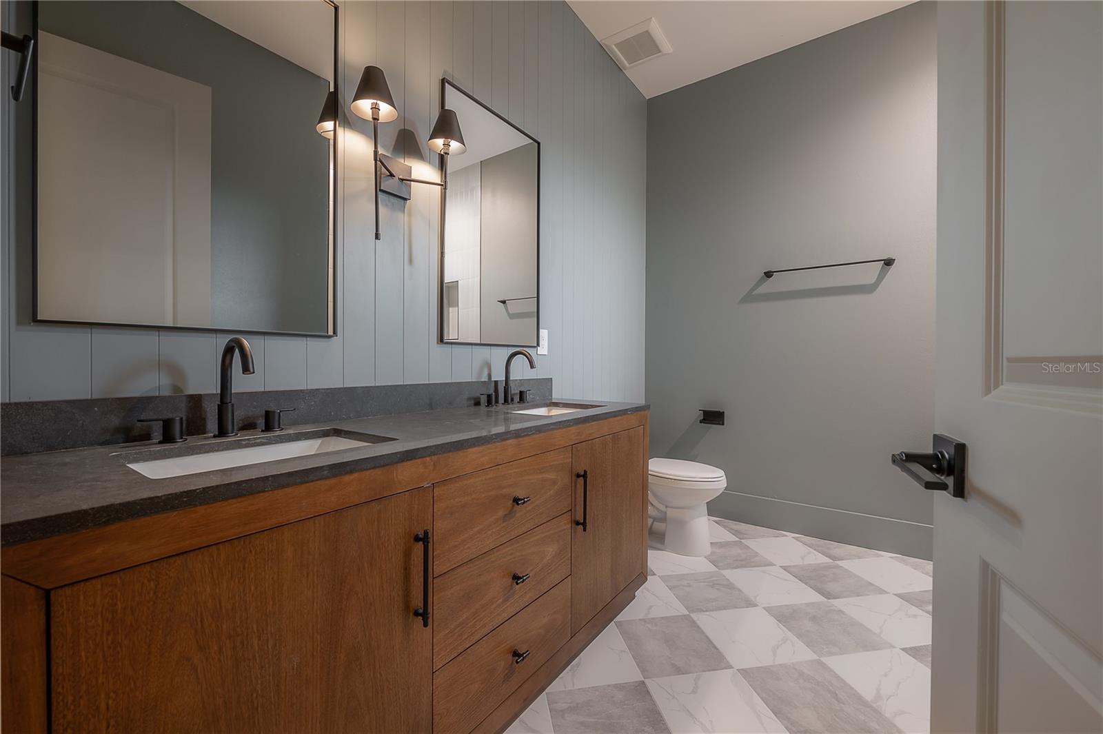 upstairs full guest bathroom